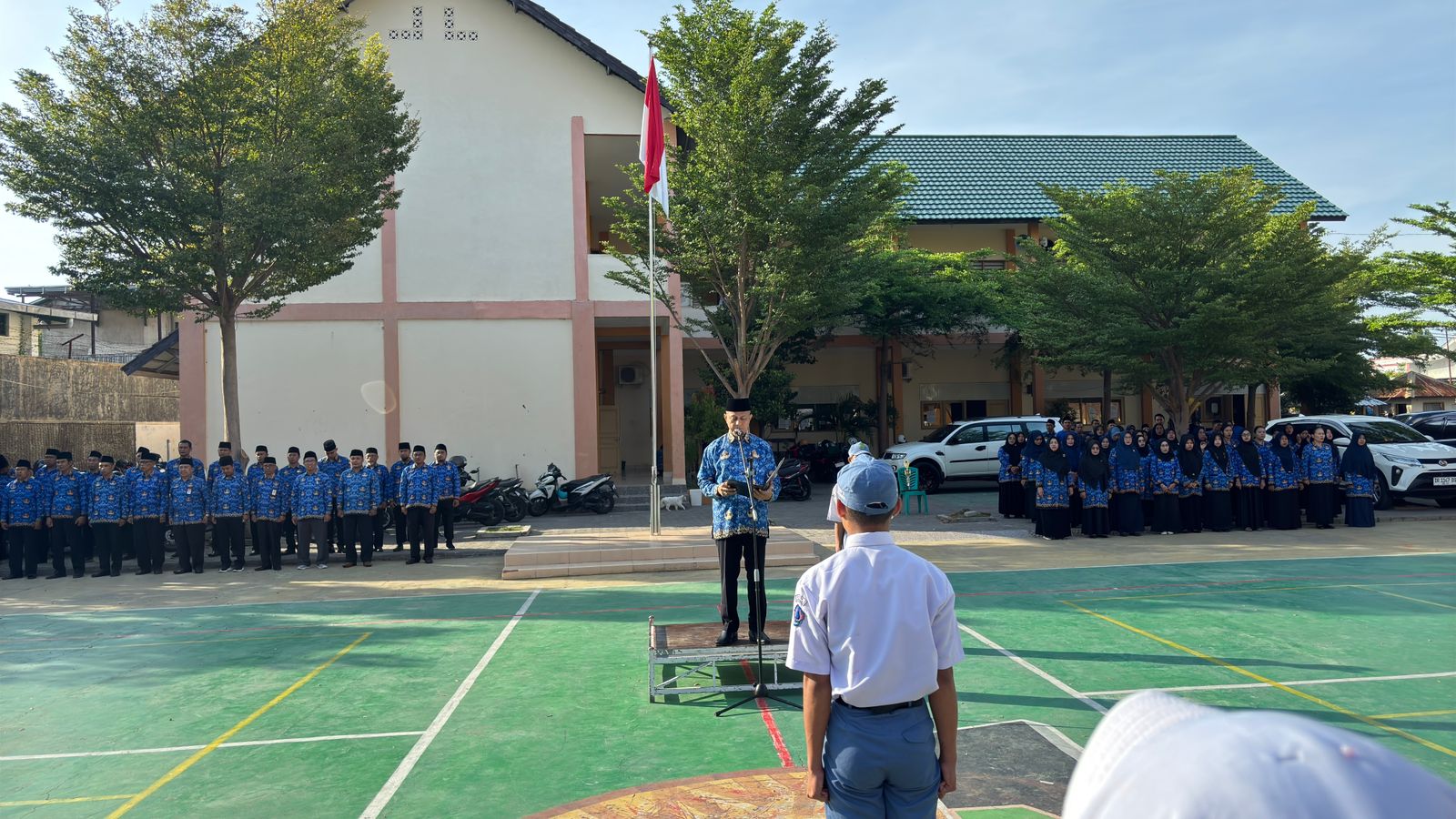 Momentum Sumpah Pemuda, Kakan Kemenag Sumbawa Serahkan Penghargaan untuk Tim MAN 1 Sumbawa Berprestasi di Ajang LKBB NTB